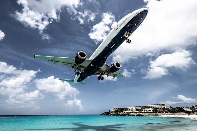 Jet privé se posant sur un aéroport desservant une plage ensoleillée pour l'été 2024